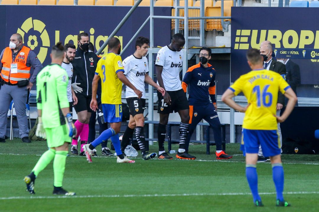 Cala presencia el momento de la salida de los jugadores del Valencia Cala presencia el momento de la salida de los jugadores del Valencia