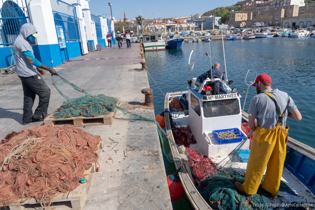Pescadores en el puerto de Santa Lucía Pescadores en el puerto de Santa Lucía