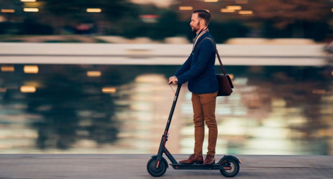 Un hombre se desplaza en patinete eléctrico Un hombre se desplaza en patinete eléctrico
