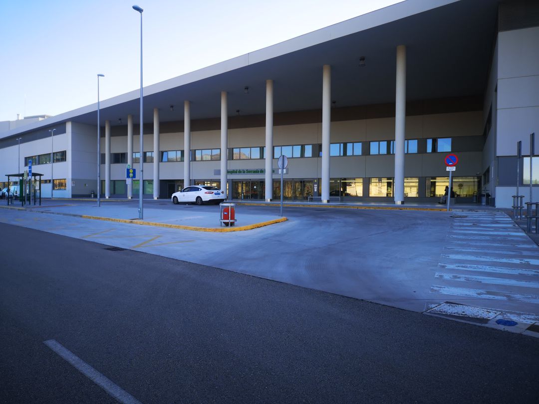 Puerta principal de acceso al Hospital de la Serranía Puerta principal de acceso al Hospital de la Serranía