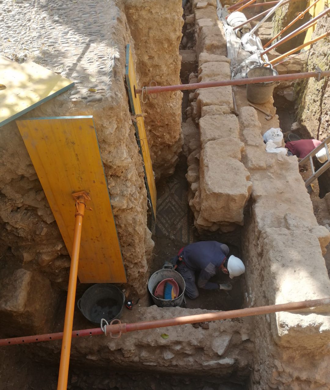 Algunos de los restos de muros y el mosaico que han quedado al descubierto en la excavación. Algunos de los restos de muros y el mosaico que han quedado al descubierto en la excavación.