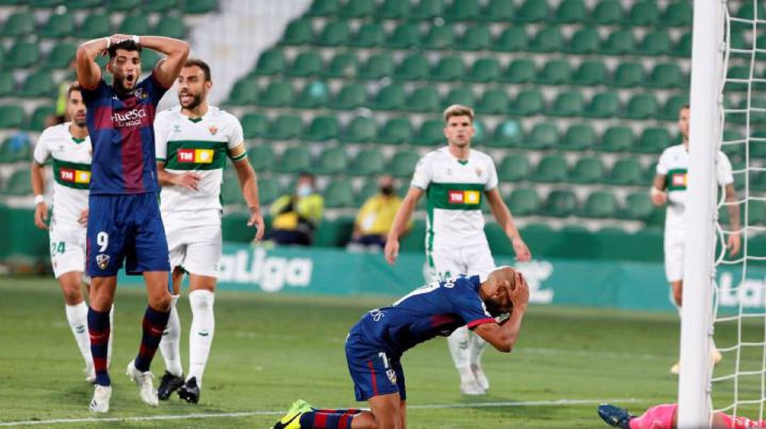 Un momento del Elche-Huesca de la 1ª vuelta que acabó con empate a cero Un momento del Elche-Huesca de la 1ª vuelta que acabó con empate a cero