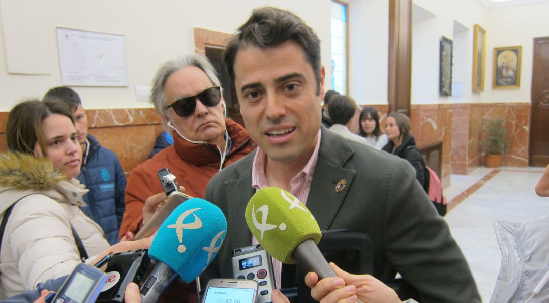 Archivo - Concejal de VOX en Badajoz, Alejandro Vélez, atiende a los medios en una imagen de archivo Archivo - Concejal de VOX en Badajoz, Alejandro Vélez, atiende a los medios en una imagen de archivo