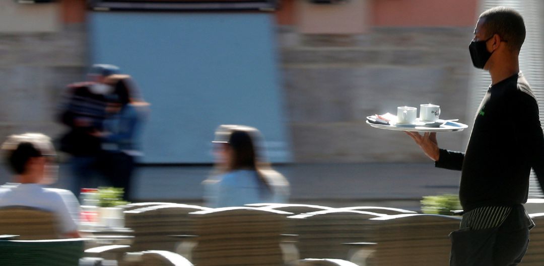 - Un camarero sirve una mesa en el centro de la ciudad cuando, según los datos del Ministerio de Empleo y Seguridad Social hechos públicos este martes, el paro registrado en la Comunitat Valenciana bajó en marzo en 8.897 personas, sobre todo en el sector servicios, lo que supone un 1,95 % menos respecto al registrado en el mes de febrero, con lo que la cifra total de desempleados se sitúa en 447.261 personas. - Un camarero sirve una mesa en el centro de la ciudad cuando, según los datos del Ministerio de Empleo y Seguridad Social hechos públicos este martes, el paro registrado en la Comunitat Valenciana bajó en marzo en 8.897 personas, sobre todo en el sector servicios, lo que supone un 1,95 % menos respecto al registrado en el mes de febrero, con lo que la cifra total de desempleados se sitúa en 447.261 personas.