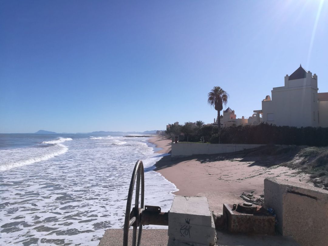 Falta de arena en la playa de la Goleta de Tavernes Falta de arena en la playa de la Goleta de Tavernes