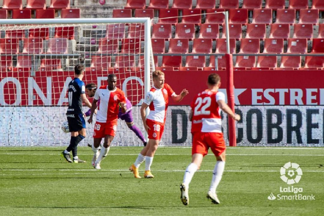Samu Saiz posant-se la mà a la cuixa dreta després de marcar contra la Ponferradina. Samu Saiz posant-se la mà a la cuixa dreta després de marcar contra la Ponferradina.