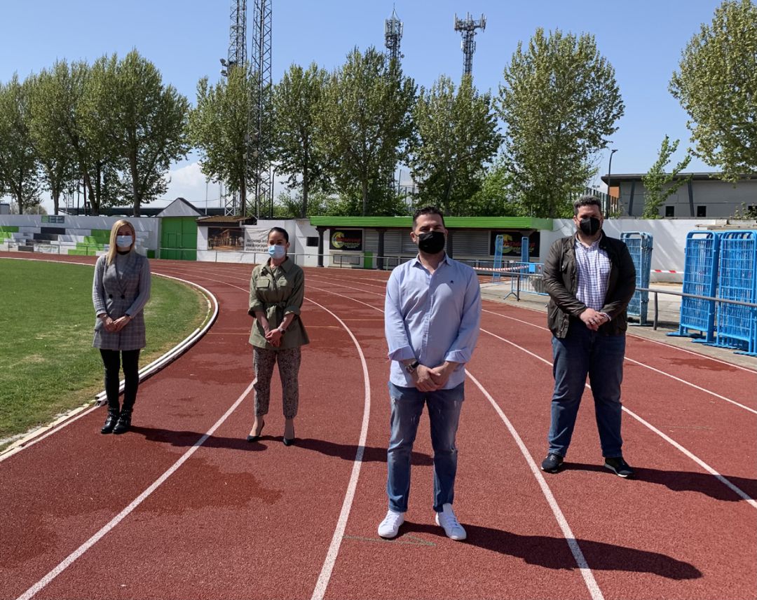 El alcalde de Maracena, Noel López (en primer término), en la pista de atletismo de la localidad: la ciudad retoma sus actividades deportivas, de Cultura y de Juventud El alcalde de Maracena, Noel López (en primer término), en la pista de atletismo de la localidad: la ciudad retoma sus actividades deportivas, de Cultura y de Juventud