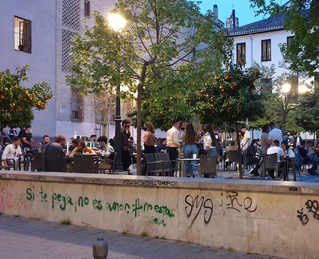 Terraza de bar llena en el Realejo, en pleno centro de Granada, durante esta Semana Santa de 2021 Terraza de bar llena en el Realejo, en pleno centro de Granada, durante esta Semana Santa de 2021