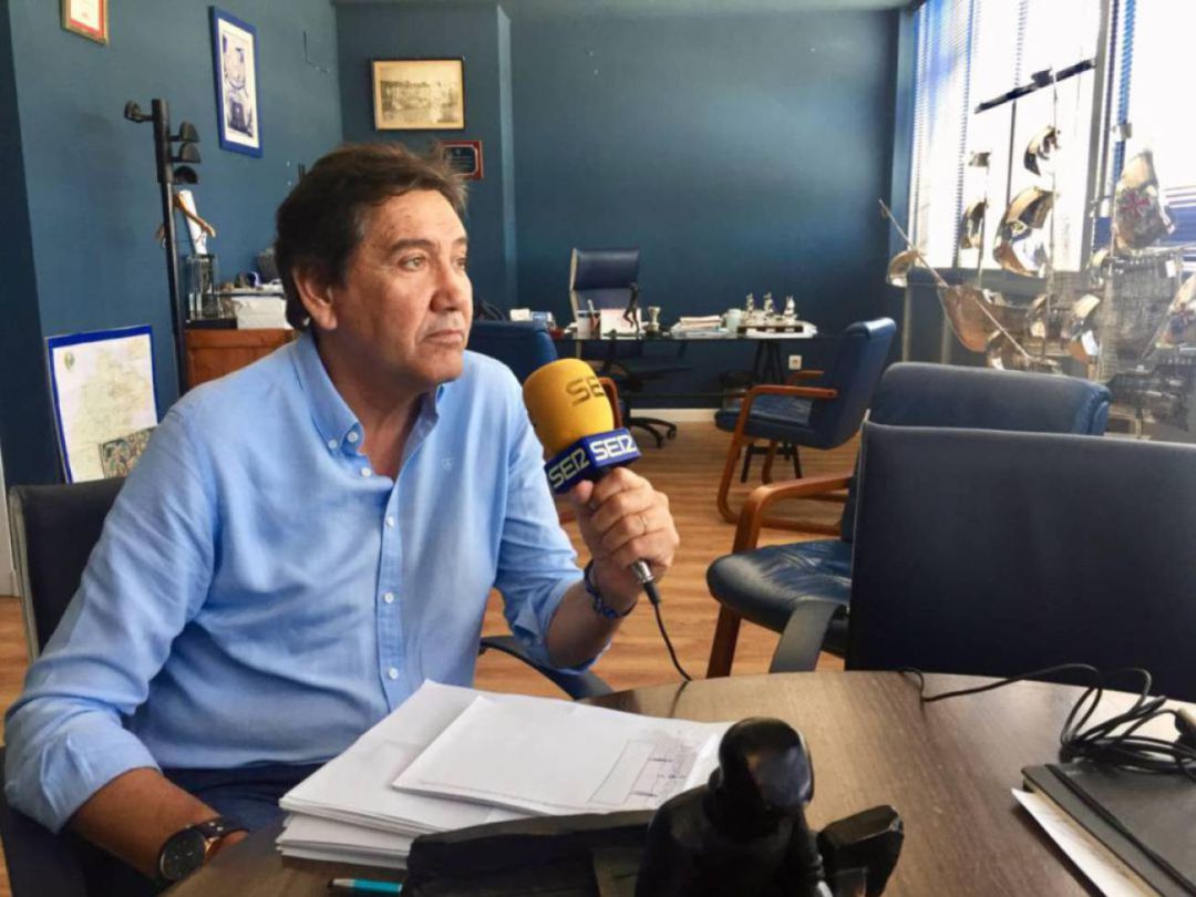 El presidente del Recre, Manolo Zambrano, durante una entrevista para SER Deportivos Huelva. El presidente del Recre, Manolo Zambrano, durante una entrevista para SER Deportivos Huelva.