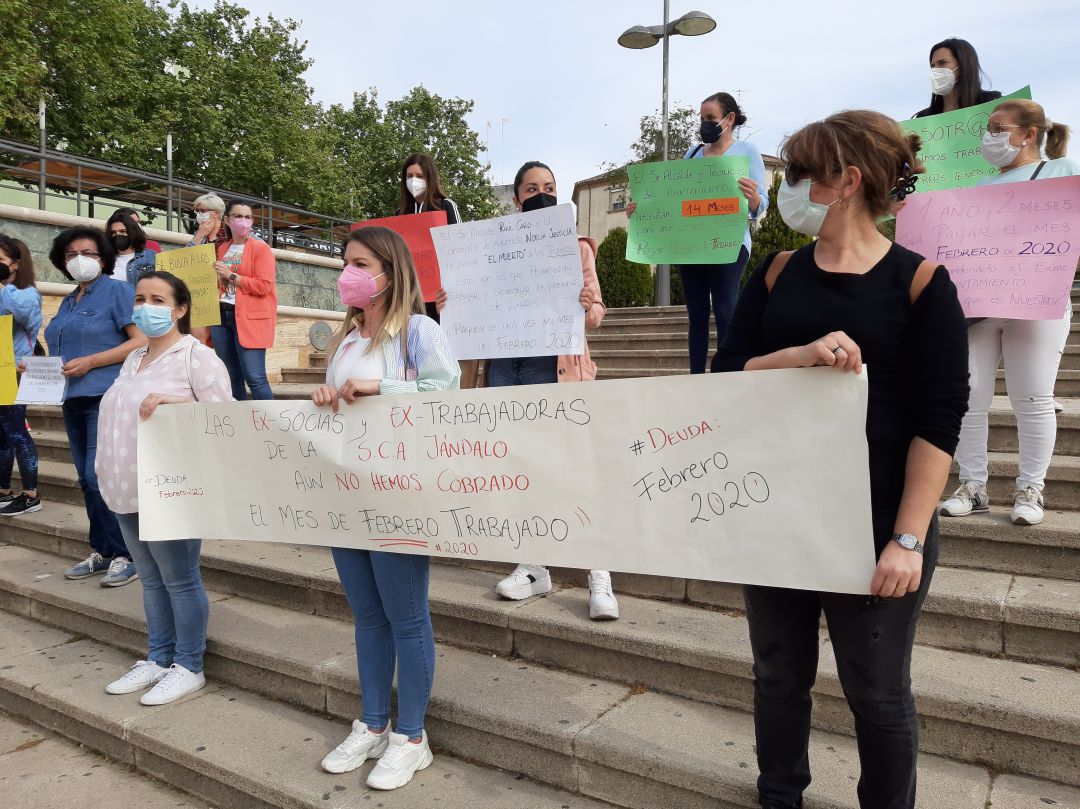 Trabajadoras de las guarderías muncipales de Linares durante su protesta Trabajadoras de las guarderías muncipales de Linares durante su protesta