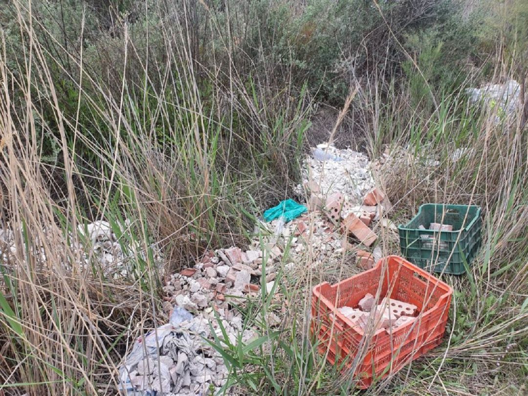 La Policía Local sorprende a dos hombres vertiendo escombros al cauce del río La Policía Local sorprende a dos hombres vertiendo escombros al cauce del río