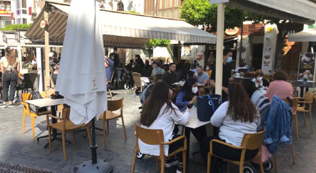 Así estaba una de las terrazas de la plaza Belluga a mediodía Así estaba una de las terrazas de la plaza Belluga a mediodía