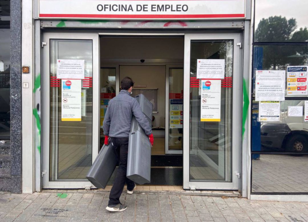 Un hombre entrando en una oficina de empleo Un hombre entrando en una oficina de empleo