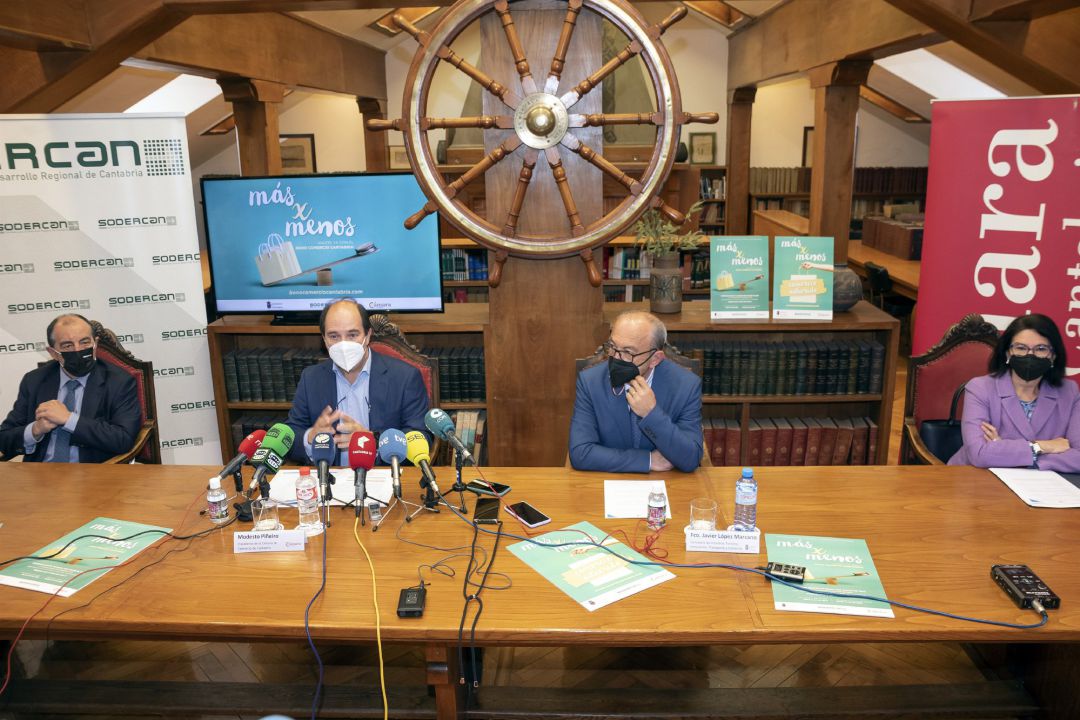 El Consejero De Industria, Turismo, Innovación, Transporte Y Comercio, Javier López Marcano, Acompañado Del Presidente De La Cámara, Modesto Piñeiro, Presenta, En Rueda De Prensa, Los Bonos Para Fomentar El Comercio Minorista De Proximidad. El Consejero De Industria, Turismo, Innovación, Transporte Y Comercio, Javier López Marcano, Acompañado Del Presidente De La Cámara, Modesto Piñeiro, Presenta, En Rueda De Prensa, Los Bonos Para Fomentar El Comercio Minorista De Proximidad.