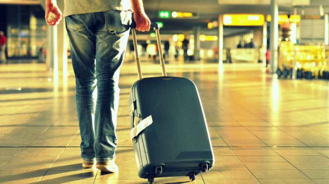 Viajero en un aeropuerto Viajero en un aeropuerto
