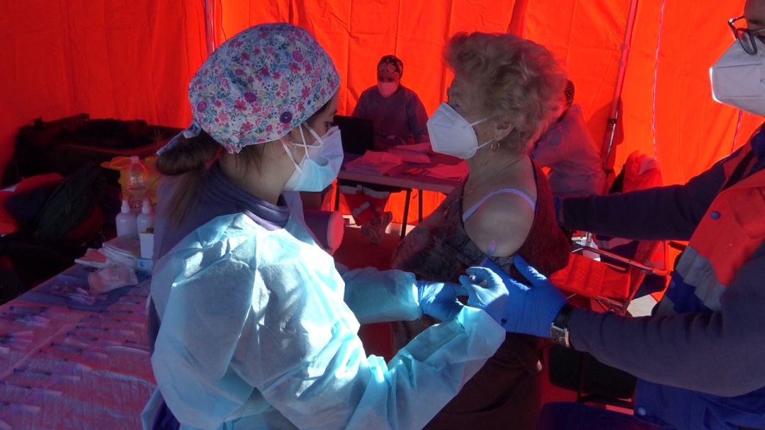 Una enfermera vacuna en Úbeda a una mujer mayor de 80 años contra el coronavirus Una enfermera vacuna en Úbeda a una mujer mayor de 80 años contra el coronavirus