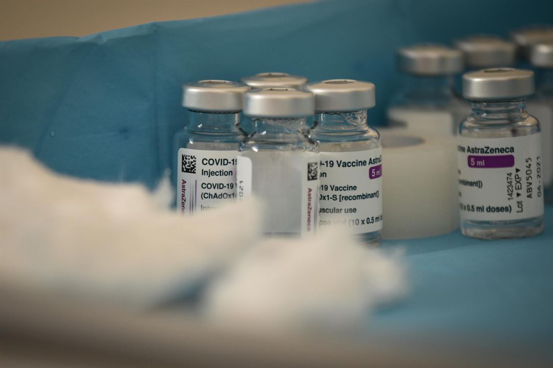 Varios viales con la vacuna de AstraZeneca contra la Covid-19 en el Hospital de campaña de La Fe, en Valencia Varios viales con la vacuna de AstraZeneca contra la Covid-19 en el Hospital de campaña de La Fe, en Valencia