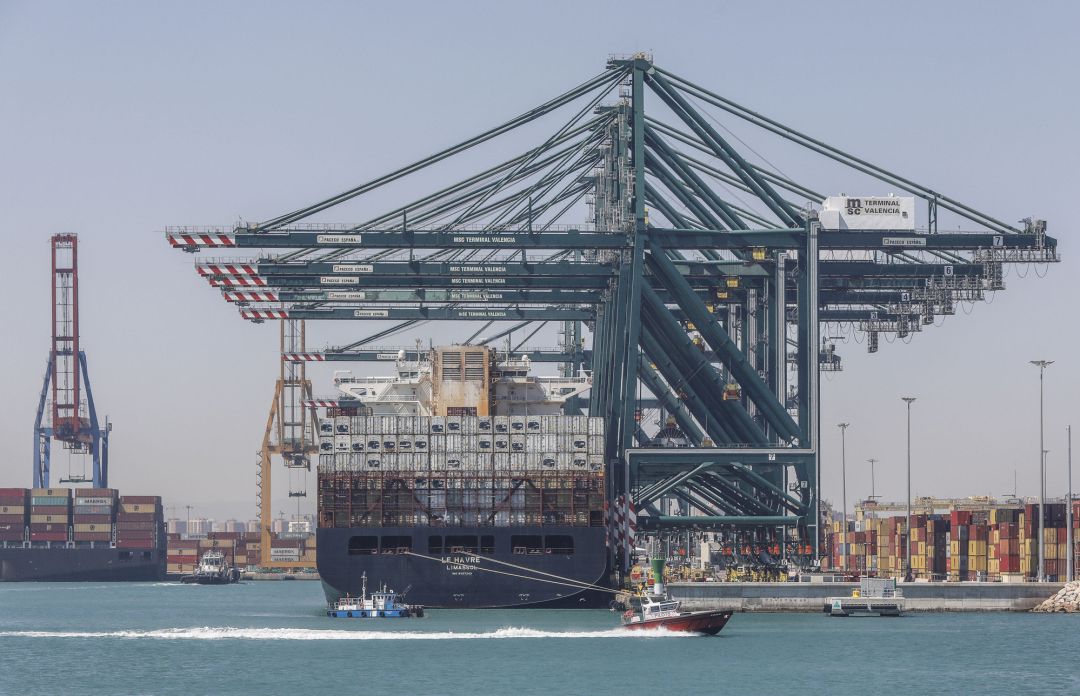 El primer buque procedente del Canal de Suez llega a València El primer buque procedente del Canal de Suez llega a València