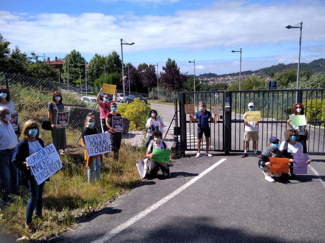 Una protesta de familiares de residentes a las puertas de DomusVi Cangas. Una protesta de familiares de residentes a las puertas de DomusVi Cangas.