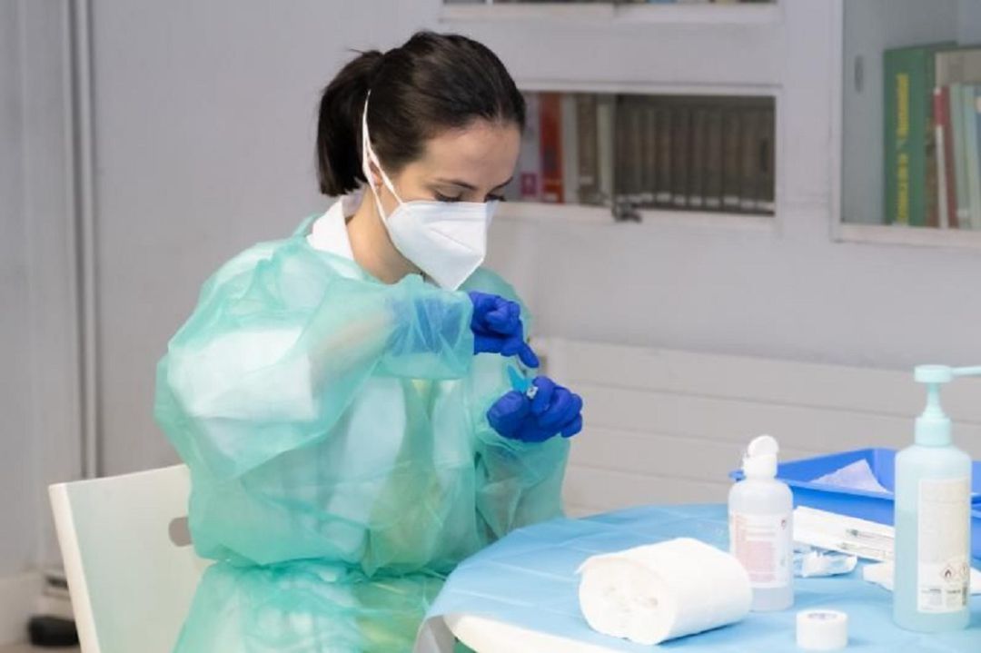 Una sanitaria manipula una vacuna. Una sanitaria manipula una vacuna.
