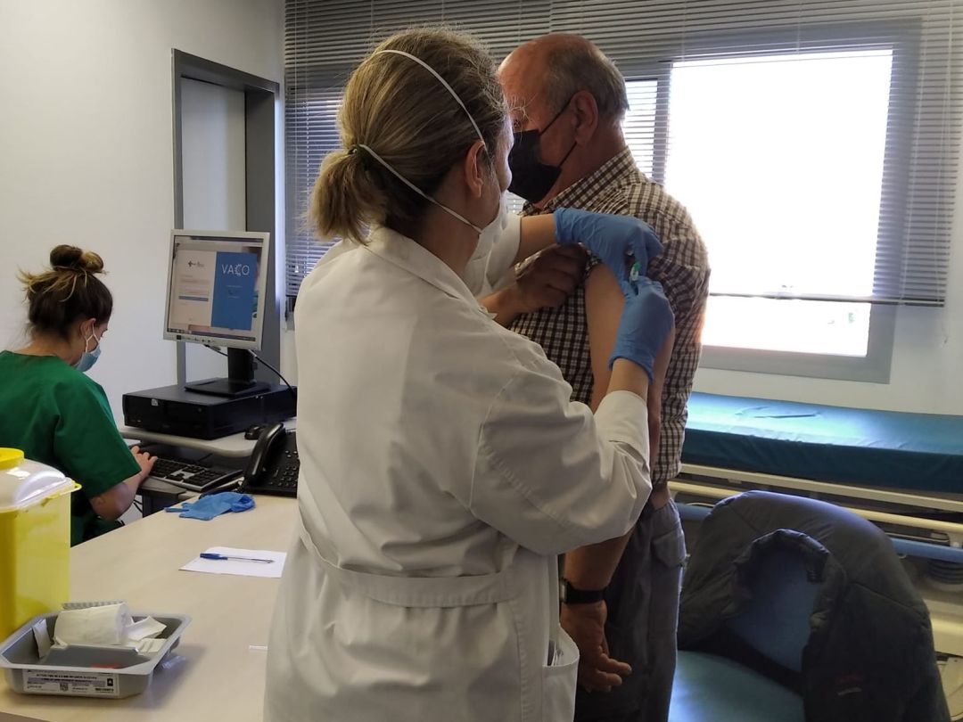 Un hombre nacido en 1956 recibe su dosis de la vacuna contra el COVID Un hombre nacido en 1956 recibe su dosis de la vacuna contra el COVID