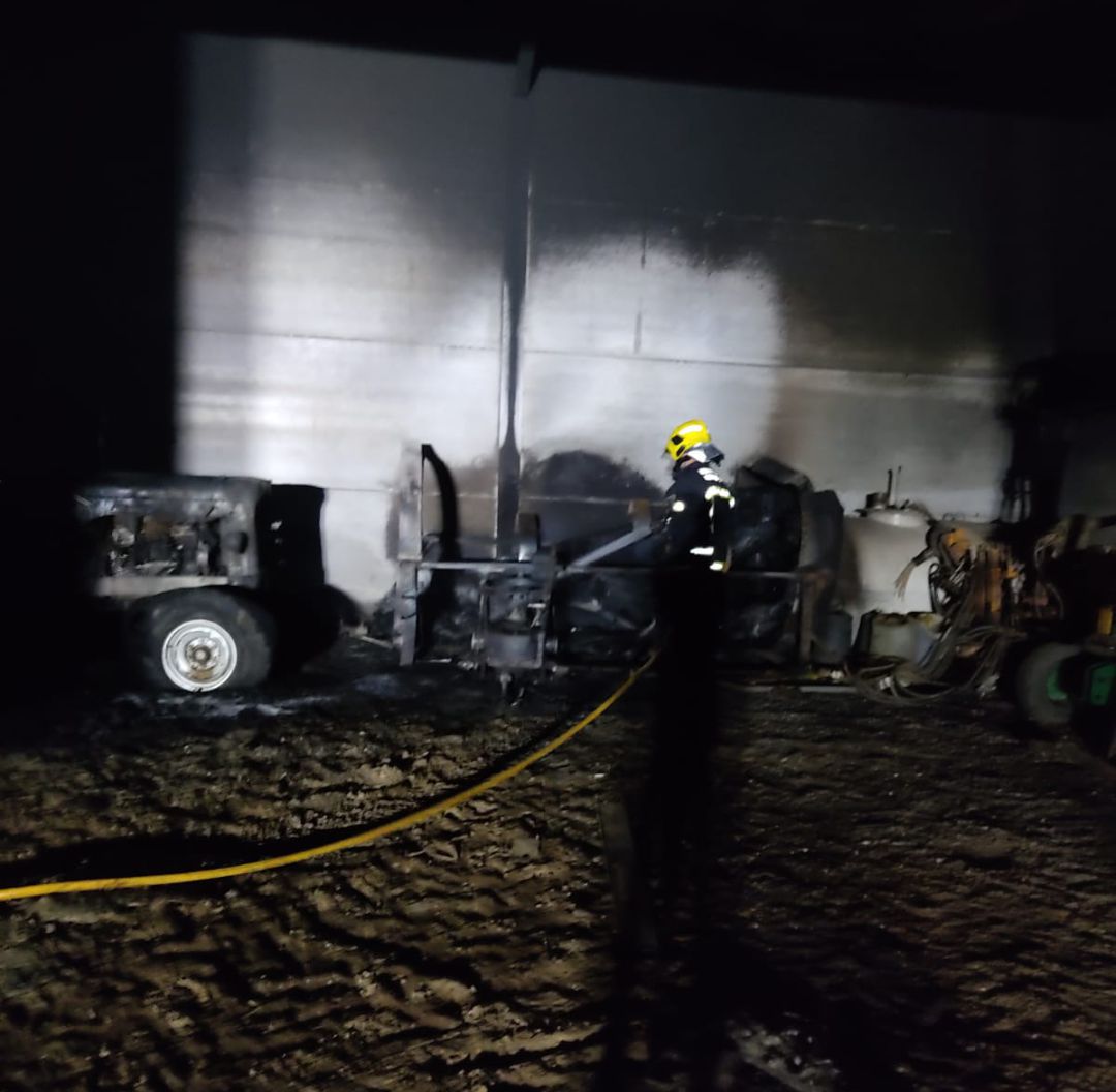 En el incendio de Herencia se han quemado 5 tractores y diversa maquinaria agrícola En el incendio de Herencia se han quemado 5 tractores y diversa maquinaria agrícola