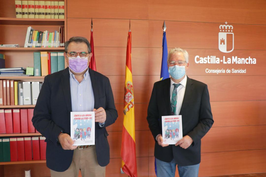 El Consejero de sanidad, Jesús Fernández, posa con un ejemplar del libro junto a Carlos Tirado, presidente del Colegio de Enfermería de Ciudad Real El Consejero de sanidad, Jesús Fernández, posa con un ejemplar del libro junto a Carlos Tirado, presidente del Colegio de Enfermería de Ciudad Real