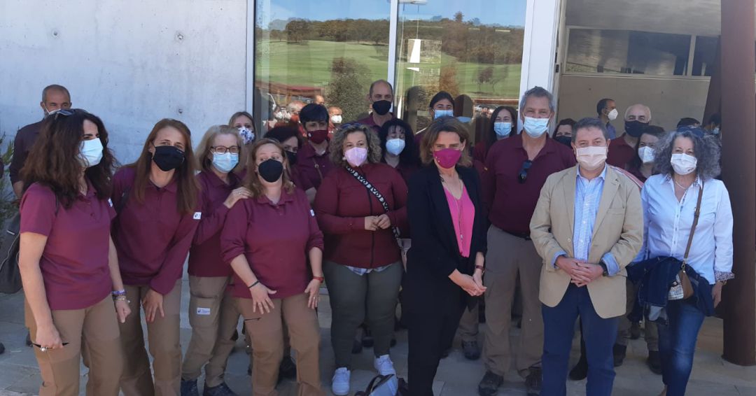 Teresa Ribera ministra de Transición Ecológica y Emiliano García Page presidente de Castilla La Mancha junto a buena parte de los trabajadores del Parque Nacional y del centro de visitantes en Horcajo de los Montes Teresa Ribera ministra de Transición Ecológica y Emiliano García Page presidente de Castilla La Mancha junto a buena parte de los trabajadores del Parque Nacional y del centro de visitantes en Horcajo de los Montes