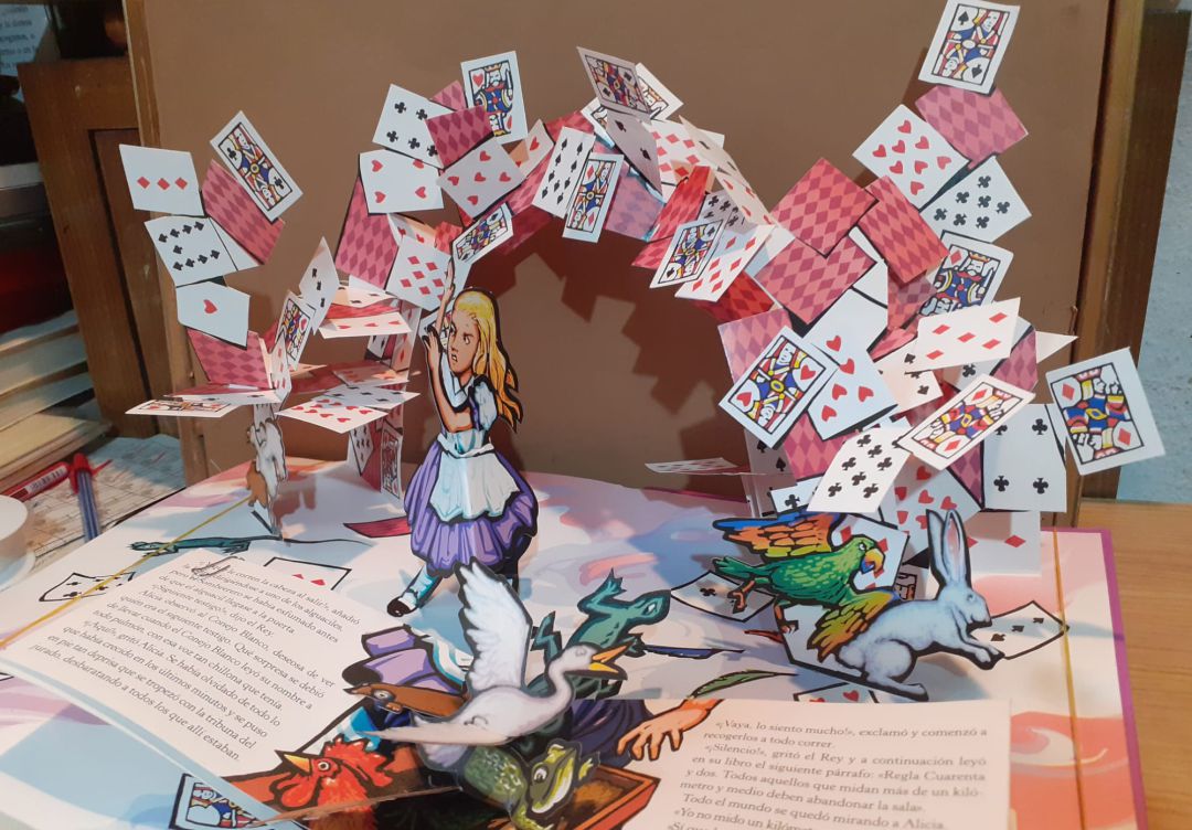 Libro 'Alicia en el país de las maravillas' con ilustraciones en tres dimensiones. Libro 'Alicia en el país de las maravillas' con ilustraciones en tres dimensiones.