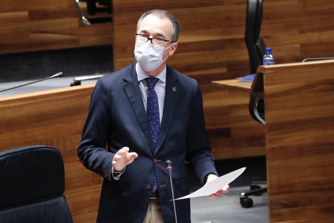 El consejero de Salud, Pablo Fernández, durante una intervención en el pleno. El consejero de Salud, Pablo Fernández, durante una intervención en el pleno.