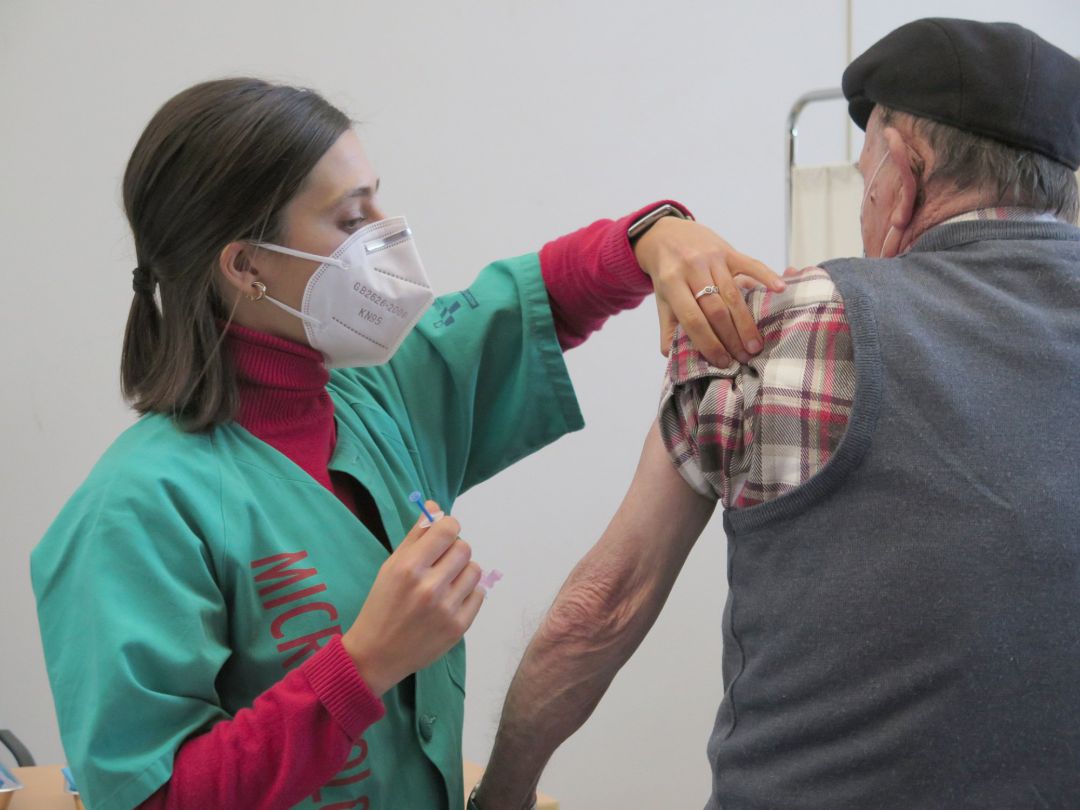 Dispositivo de vacunación contra el coronavirus en el Palacio de Deportes de La Guía de Gijón. Dispositivo de vacunación contra el coronavirus en el Palacio de Deportes de La Guía de Gijón.