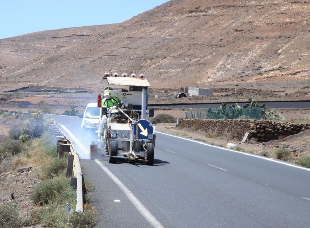 Trabajador en una carretera de Lanzarote Trabajador en una carretera de Lanzarote