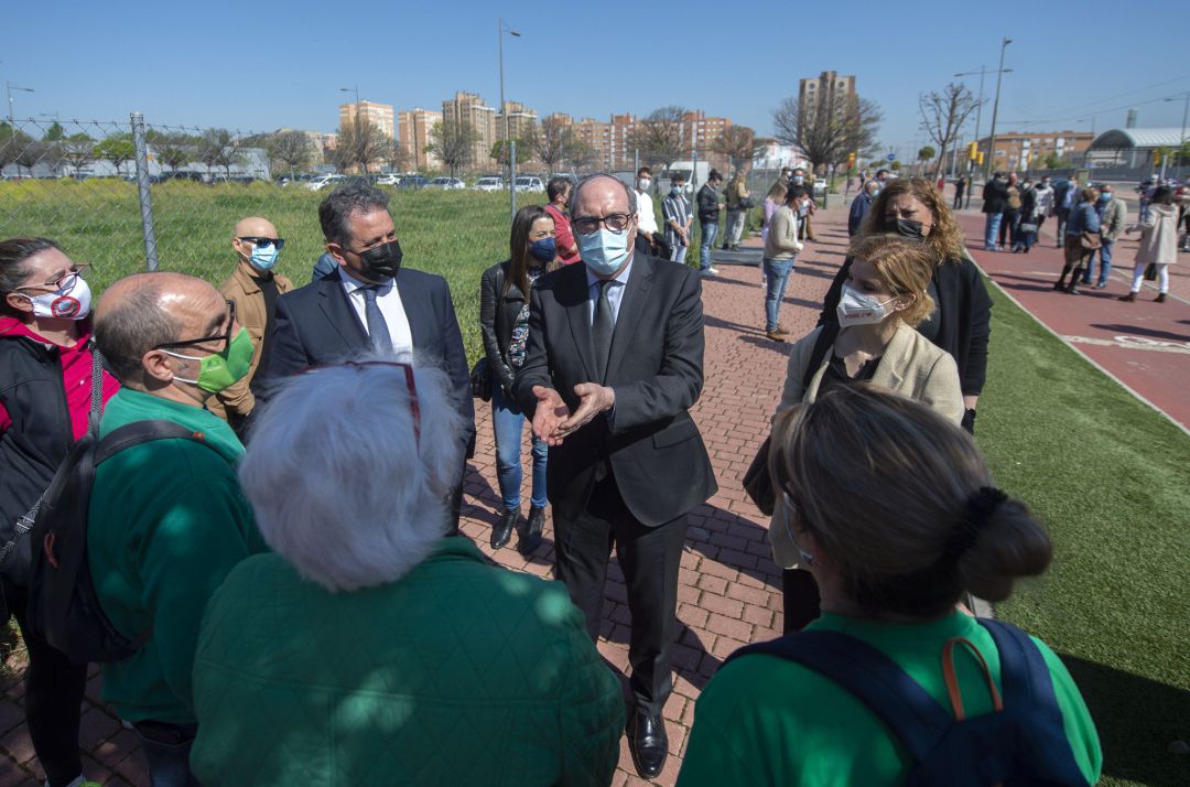 El candidato socialista a la Presidencia de la Comunidad de Madrid, Ángel Gabilondo (centro), junto al alcalde de Parla, Ramón Jurado (i), durante una visita a la localidad. El candidato socialista a la Presidencia de la Comunidad de Madrid, Ángel Gabilondo (centro), junto al alcalde de Parla, Ramón Jurado (i), durante una visita a la localidad.