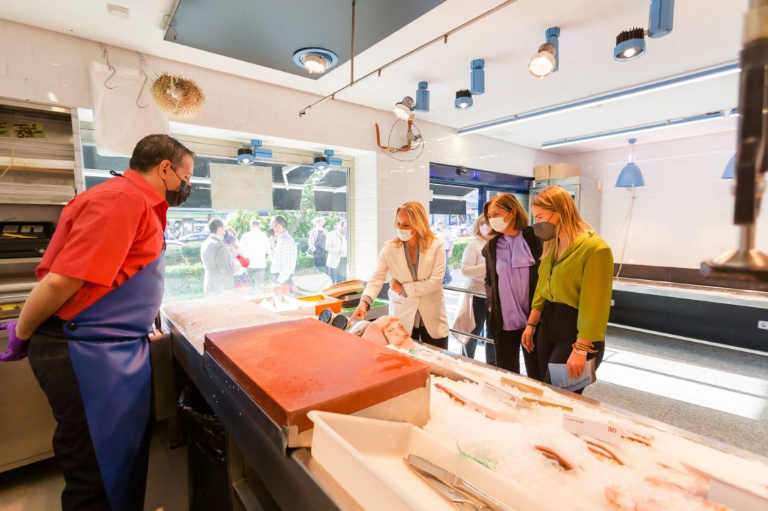 Ana Camins (i), secretaria general del PP de Madrid, la senadora Paloma Adrados (c) y Noelia Núñez, portavoz local, durante su visita a una pescadería de Fuenlabrada. Ana Camins (i), secretaria general del PP de Madrid, la senadora Paloma Adrados (c) y Noelia Núñez, portavoz local, durante su visita a una pescadería de Fuenlabrada.