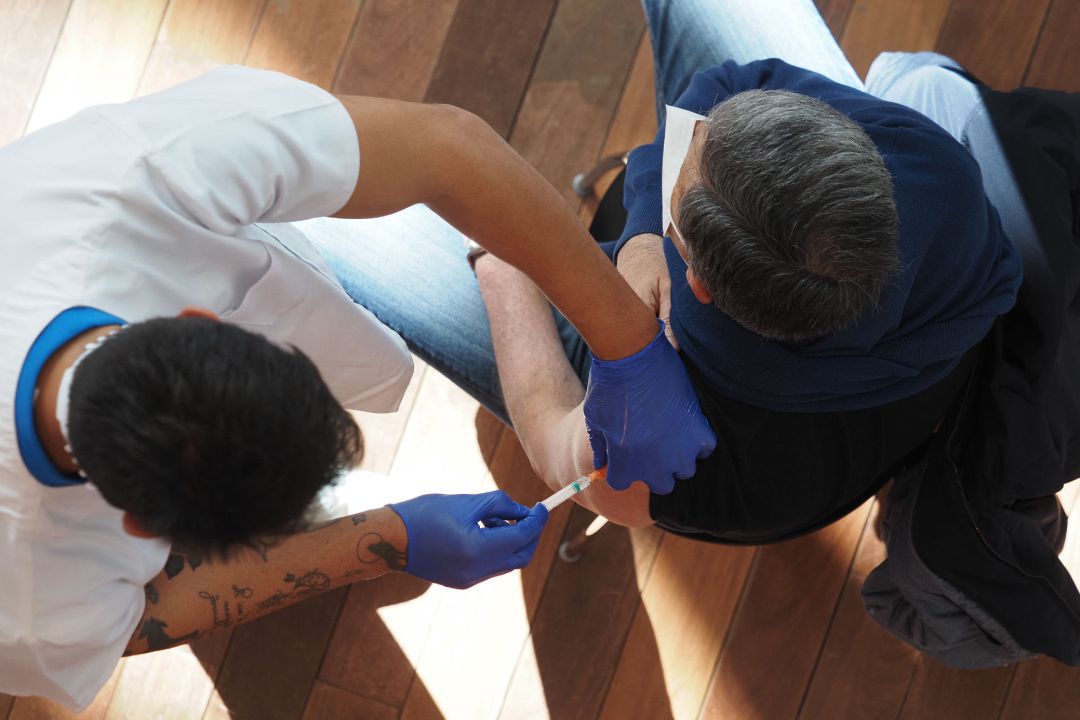 Un trabajador sanitario suministra la vacuna contra el Covid-19 a una persona, en el Centro Cultural Miguel Delibes de Valladolid. Un trabajador sanitario suministra la vacuna contra el Covid-19 a una persona, en el Centro Cultural Miguel Delibes de Valladolid.