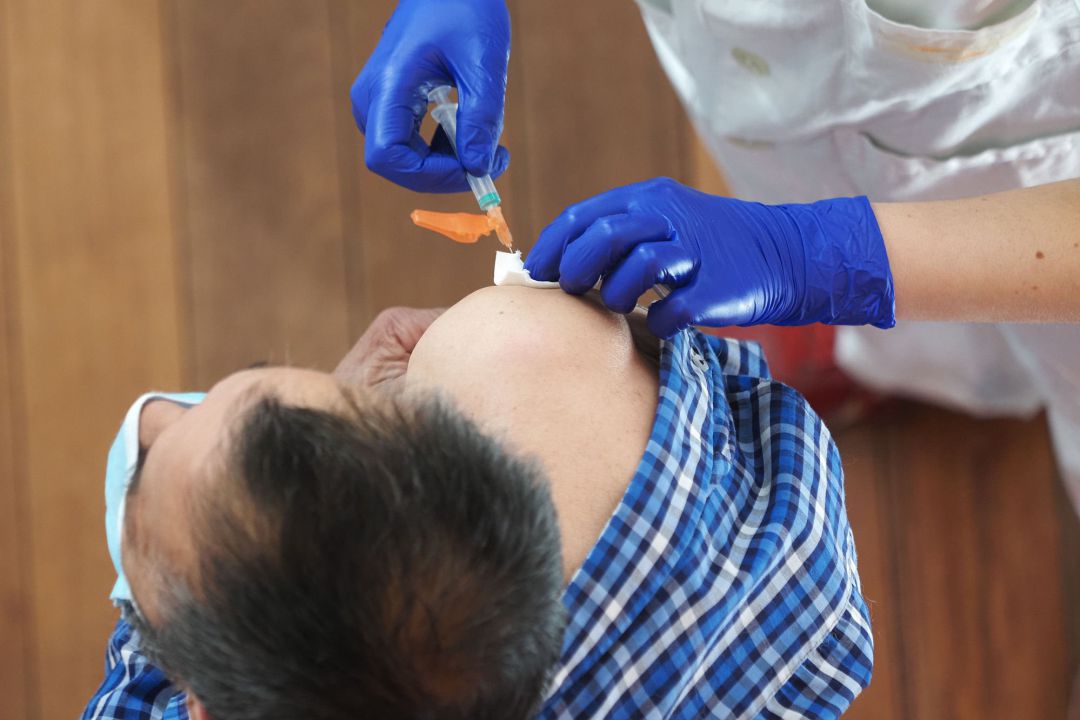 Un trabajador sanitario suministra la vacuna de AstraZeneca contra la COVID-19 en el Centro Cultural Miguel Delibes de Valladolid, este lunes. Un trabajador sanitario suministra la vacuna de AstraZeneca contra la COVID-19 en el Centro Cultural Miguel Delibes de Valladolid, este lunes.