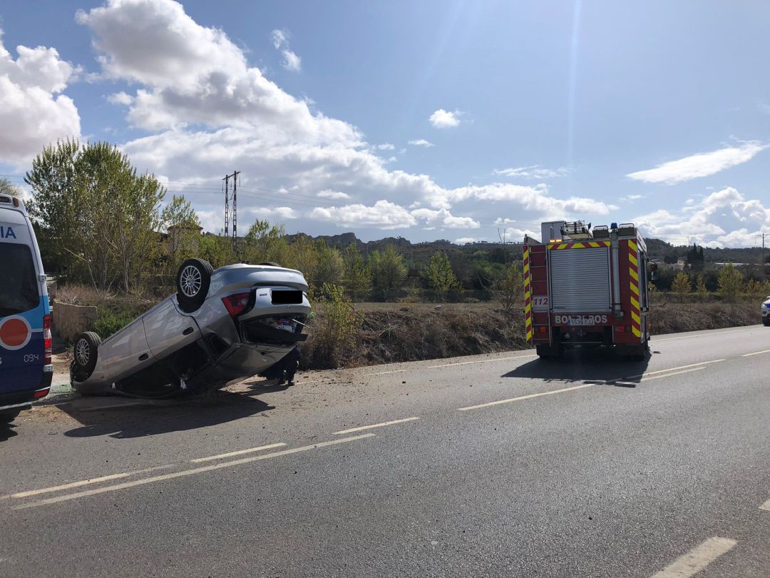 Los Bomberos de Guadix socorren a una persona atrapada tras el vuelco de un vehículo Los Bomberos de Guadix socorren a una persona atrapada tras el vuelco de un vehículo
