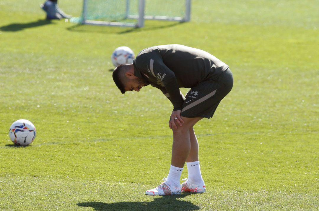El delantero del Atlético de Madrid Luis Suárez asiste al entrenamiento del equipo celebrado en la Ciudad Deportiva Wanda en Majadahonda El delantero del Atlético de Madrid Luis Suárez asiste al entrenamiento del equipo celebrado en la Ciudad Deportiva Wanda en Majadahonda