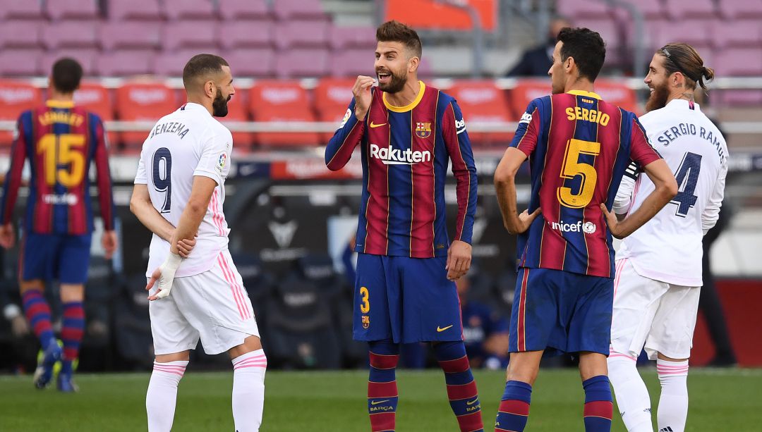 Benzema charla con Piqué, Busquets y Ramos en el Clásico de la presente temporada en el Camp Nou Benzema charla con Piqué, Busquets y Ramos en el Clásico de la presente temporada en el Camp Nou