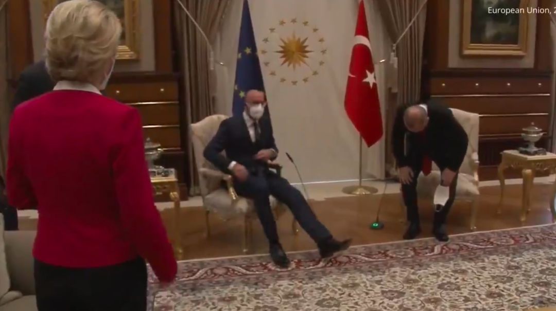 El gesto machista del líder de Turquía hacia Von der Leyen que ha desatado la indignación en las redes. El gesto machista del líder de Turquía hacia Von der Leyen que ha desatado la indignación en las redes.