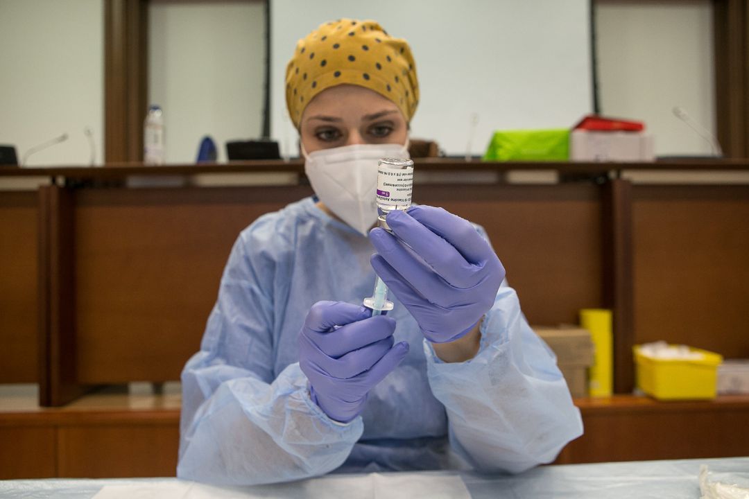 Una profesional sanitaria sostiene un vial de la vacuna AstraZeneca contra la COVID-19 Una profesional sanitaria sostiene un vial de la vacuna AstraZeneca contra la COVID-19