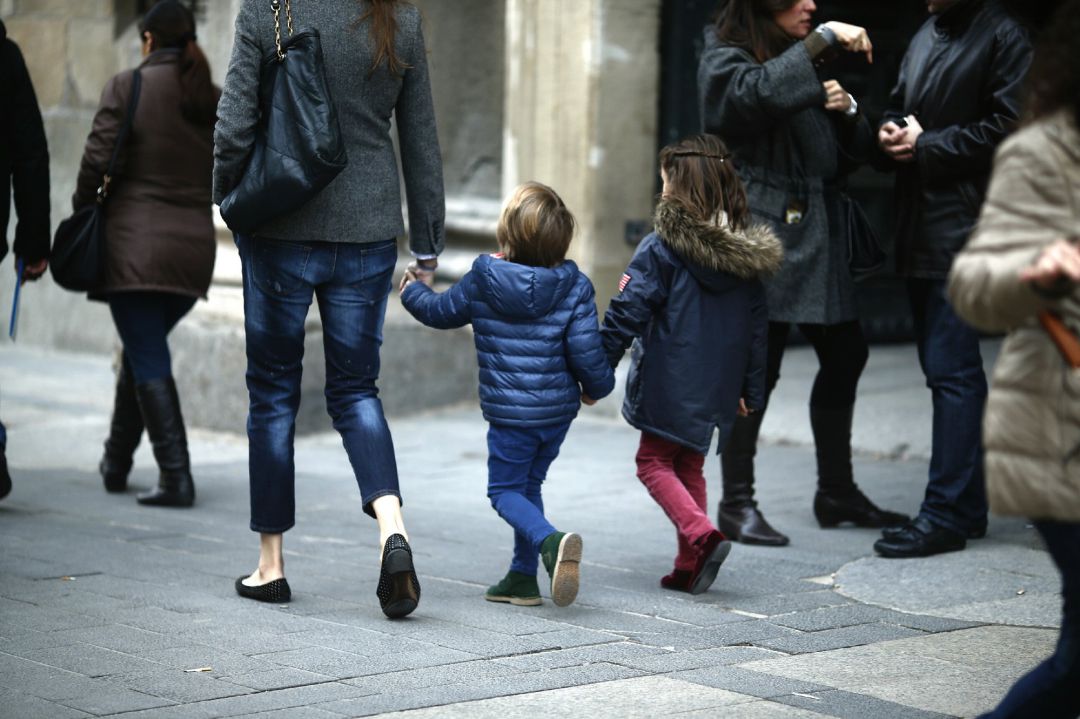 Archivo - Gente paseando, paseo, caminando, andando, familia, niños, niño, hermanos, padres Archivo - Gente paseando, paseo, caminando, andando, familia, niños, niño, hermanos, padres