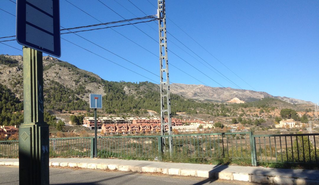El puente unirá la urbanización de Serelles con el área de la piscina José Trenzano, en Alcoy. El puente unirá la urbanización de Serelles con el área de la piscina José Trenzano, en Alcoy.