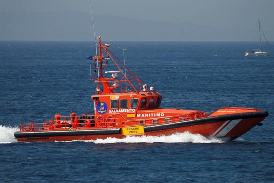 Una embarcación de Salvamento Marítimo. Una embarcación de Salvamento Marítimo.
