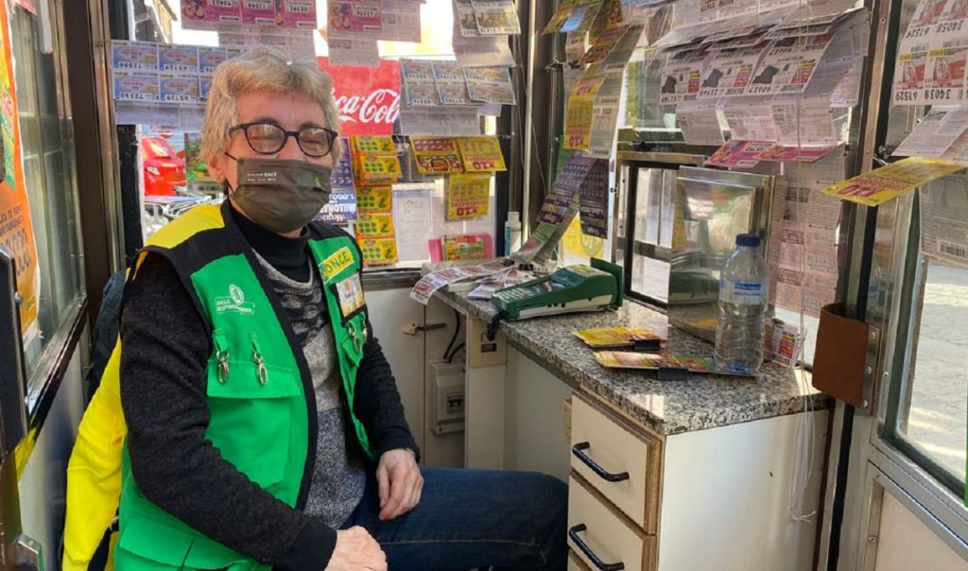 Rosalía lleva muchos años vendiendo cupones en la calle Isilla Rosalía lleva muchos años vendiendo cupones en la calle Isilla