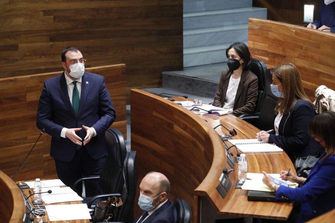 El Presidente del Principado interviene desde su escaño en el Parlamento regional durante el Pleno celebrado esta mañana El Presidente del Principado interviene desde su escaño en el Parlamento regional durante el Pleno celebrado esta mañana