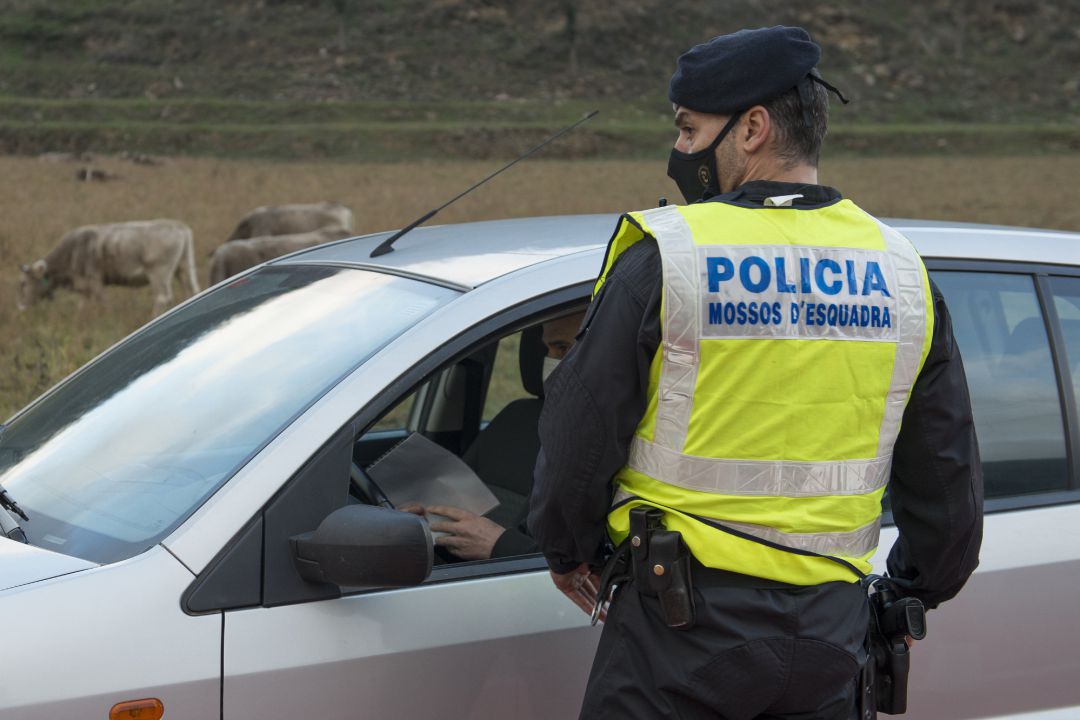 Un Mosso d'Esquadra para a un coche en Ripoll (Girona) Un Mosso d'Esquadra para a un coche en Ripoll (Girona)