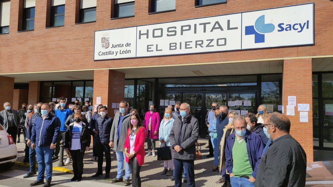 Cargos socialistas frente al Hospital del Bierzo Cargos socialistas frente al Hospital del Bierzo