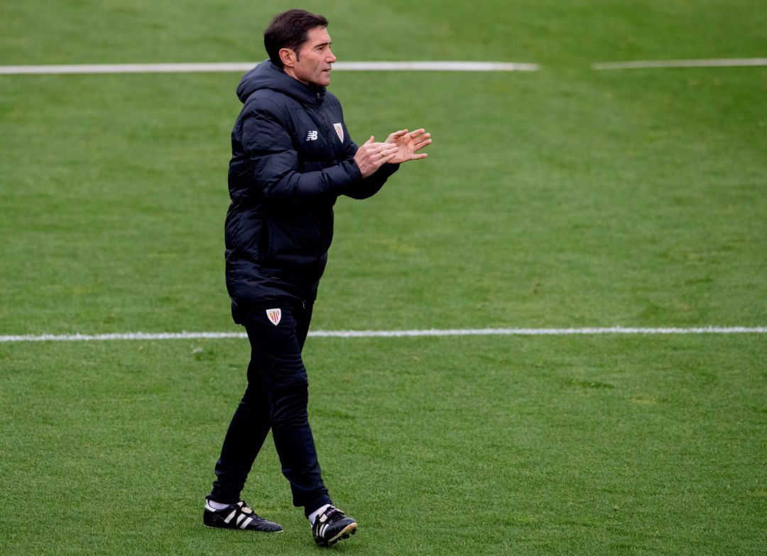 El entrenador del Athletic de Bilbao, Marcelino García, dirige el entrenamiento que el club rojiblanco ha celebrado este martes en sus instalaciones de Lezama (Bizkaia) El entrenador del Athletic de Bilbao, Marcelino García, dirige el entrenamiento que el club rojiblanco ha celebrado este martes en sus instalaciones de Lezama (Bizkaia)