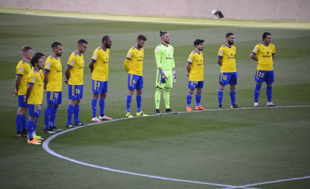 La plantilla del Cádiz antes de empezar el partido ante el Valencia. La plantilla del Cádiz antes de empezar el partido ante el Valencia.